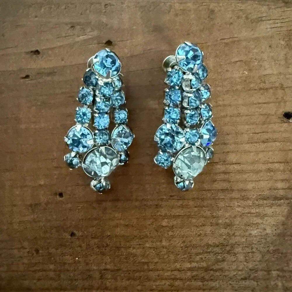 Vintage Ice Baby Blue Rhinestone Screw Back Earrings Silver Tone 1.5”